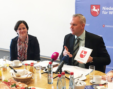 Vorstellung der Denkmalschutzplakette durch Minister Björn Thümler (mit der Präsidentin des NLD Christina Krafczyk)