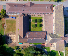 Kloster Loccum. Blick auf das Kloster und die Grabungsfläche für die neue Bibliothek (am unteren Bildrand).