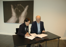 Dr. Christina Krafczyk und Dr. Joseph Rottmann unterzeichnen die Zuwendungsvereinbarung zwischen dem Land Niedersachsen und der Varusschlacht im Osnabrücker Land.