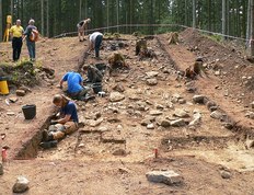 Grabungsschnitt am Harzhorn mit Grabungsleiter Michael Meyer