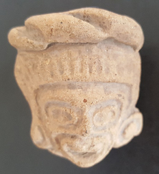 Präkolumbischer Tonkopf (Darstellung etwa 1,25-fach vergrößert), nach 200 n. Chr., vmtl. aus einer Raubgrabung bei Téotihuacan, 2017 vom NLD bei der Einfuhr sichergestellt, 2018 an Mexiko zurückgegeben (© NLD).