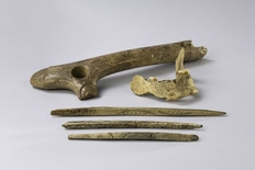 Aus der Maszycka-Höhle in Südpolen: Stück eines menschlichen Kiefers sowie Knochen- und Geweihartefakte aus der Magdalénien-Kultur, die vor 19.000 bis 14.000 Jahren in großen Teilen Europas verbreitet war