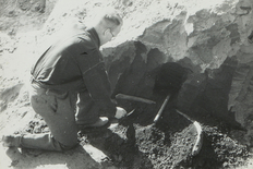 Als die Holzlanze 1948 in Lehringen entdeckt wurde, stand nur eine bescheidene Ausstattung zur Verfügung. Daher musste die Auffindungssituation später für ein Foto mit einem Besenstiel nachgestellt werden (Kreisarchiv Verden).