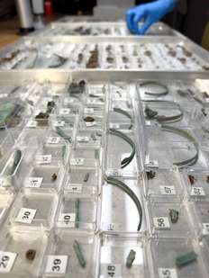 Blick in die Restaurierungswerkstatt. Fundbearbeitung Depotfund Ahlum (Foto: C. Wehrstedt, NLD).