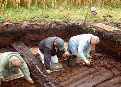 Ausgrabungen eines prähistorischen Bohlenweges im nördlichen Bereich des Uchter Moores (Bahrenbostel bei Kirchdorf).