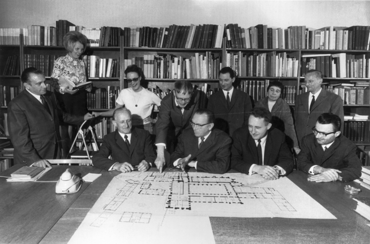 Planungsbesprechung mit Denkmalpflegerinnen und Denkmalpflegern in Hannover zum Kloster Lüne in den 1960er-Jahren