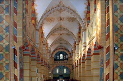 Stiftskirche zu Königslutter, Langhaus nach Westen nach der Restaurierung, 2010.