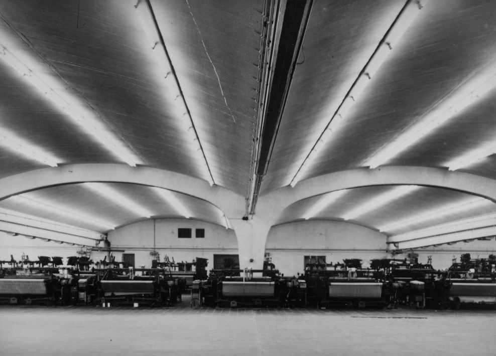L. Povel & Co., Neue Weberei, Websaal mit Kreiszylinderschalen als Dachkonstruktion, nach 1950.