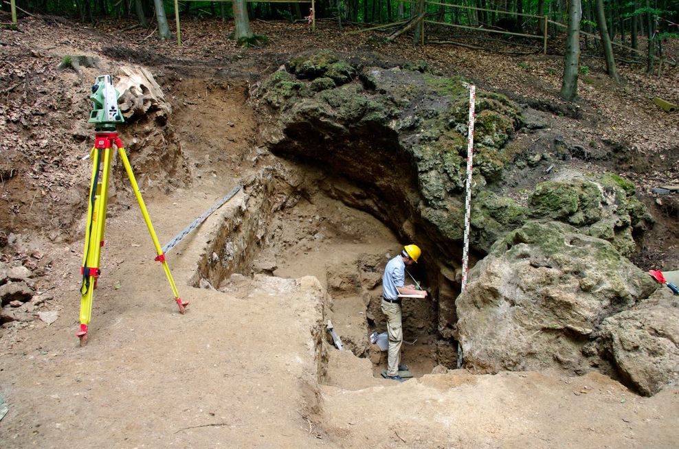 Grabungsarbeiten am verstürzten Eingangsportal in 2017. (Foto J. Lehmann)