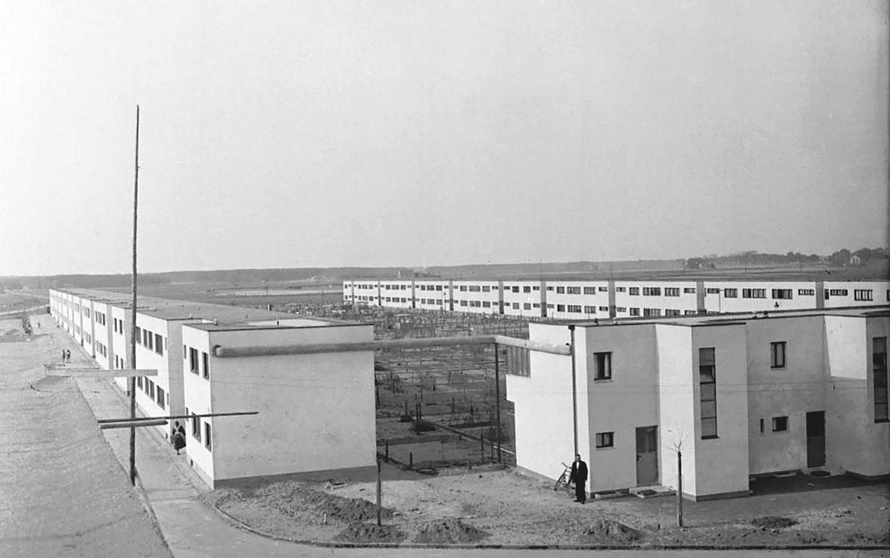 Blick vom Dach des Waschhauses (Galgenberg 13) nach Südwesten auf den fertiggestellten ersten Bauabschnitt der Siedlung Blumläger Feld. Links und im Hintergrund rechts die Wohnzeilen I und II; rechts vorne der sog. Lungenflügel
