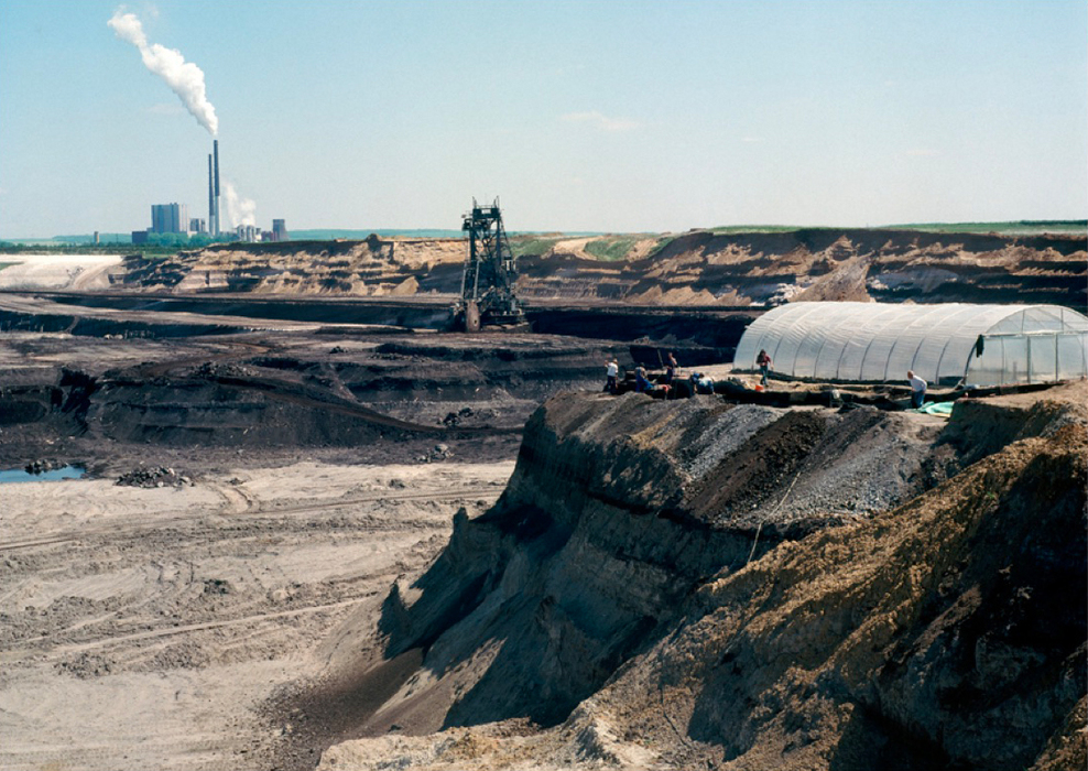 Die Grabung am Rande des Schöninger Tagebaus, im Hintergrund das inzwischen abgebaute Kraftwerk Offleben.