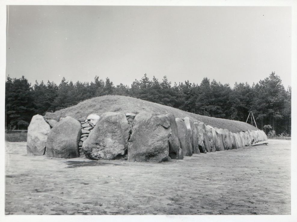 Das Großsteingrab I von Kleinenkneten nach der Wiederherstellung (Landesmuseum Natur und Mensch Oldenburg)