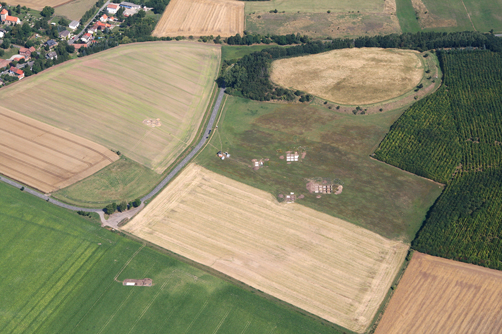 Die bronzezeitliche Hünenburg im Landkreis Helmstedt. Gießformen, zerrupfte Bestattungen und ein mysteriöses Kultareal